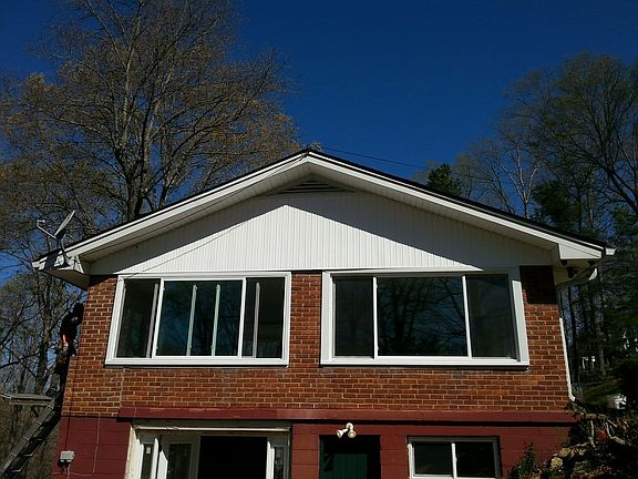 3rd image of 369 Gloria Cir
