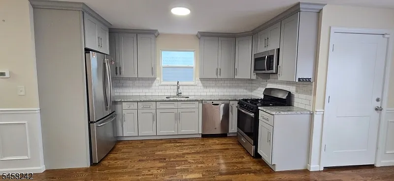2 bed, 1.0 bath, $2,800 — Photo 4