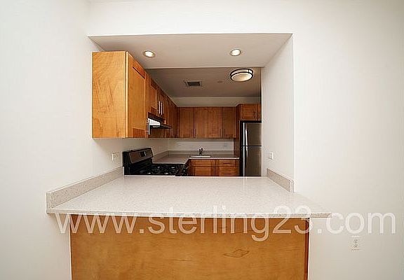 2nd image of 2550 Crescent St APT 3B
