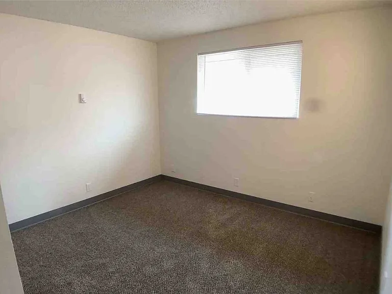 906 S 42nd Ave #D — Photo 7