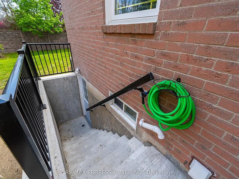 3188 Cambourne Cres #LOWER — Photo 18