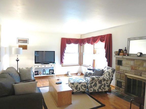 3rd image of 1601 N Genesee Dr