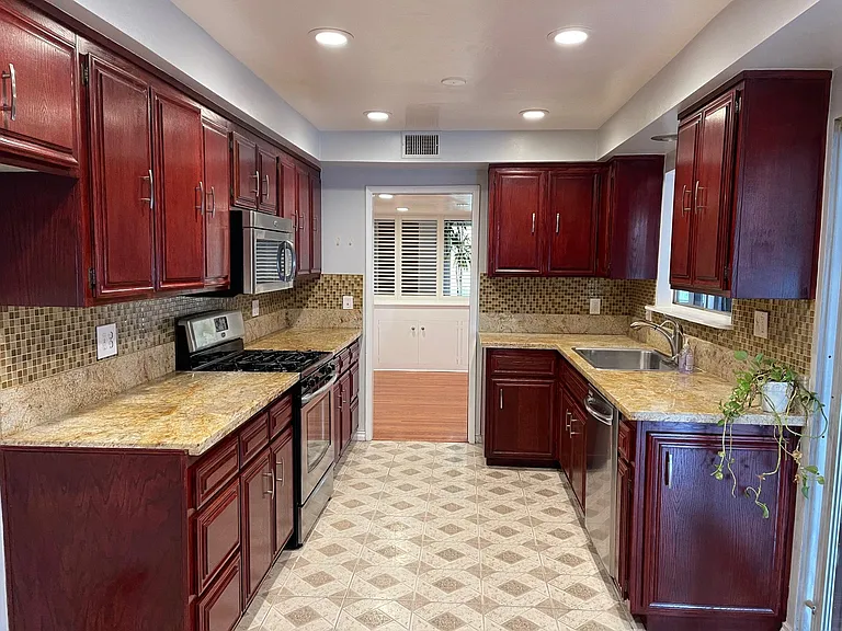 1085 Riviera Dr — Photo 44