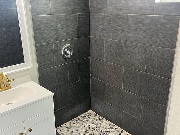 4th image of 2225 E Taylor St #2