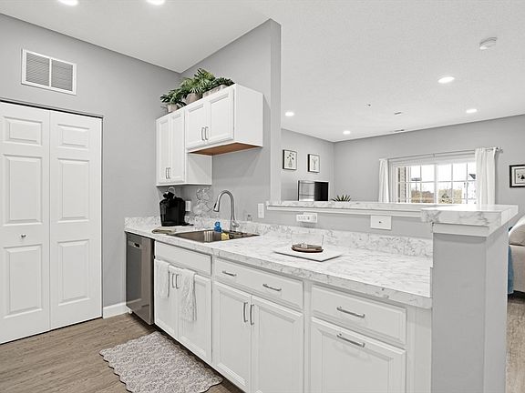 5th image of 21 Hampshire Rd APT 312