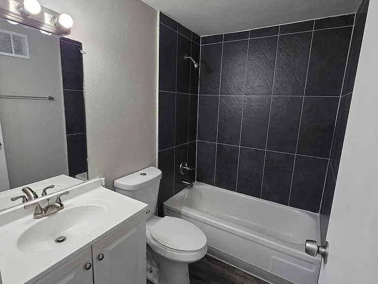 Sunstone Apartments — Photo 41