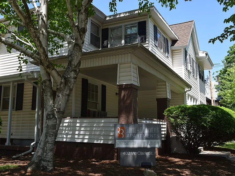 402 W Clark St — Photo 2