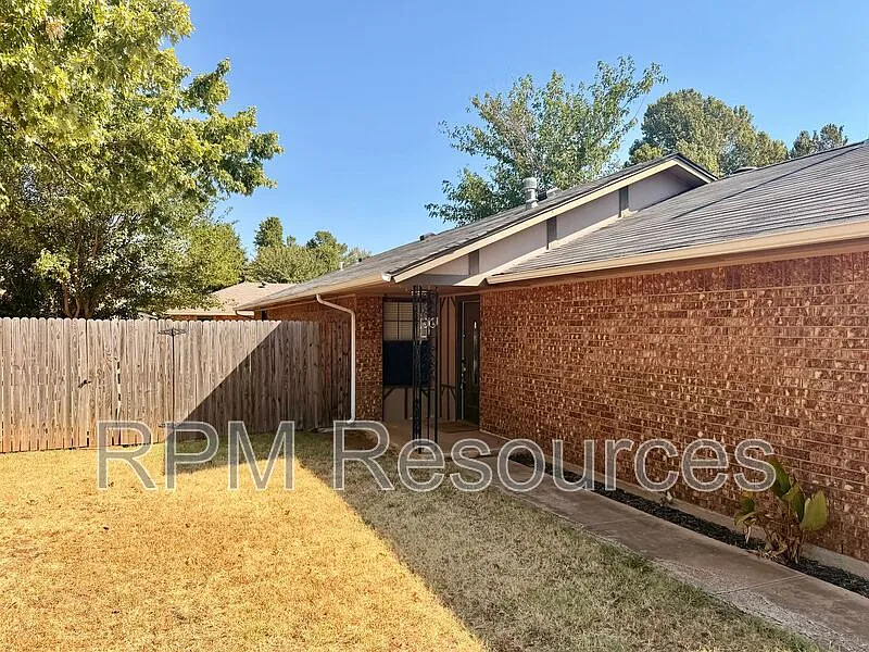 3 bed, 2.0 bath, 1210 sqft, $1,450 — Photo 2
