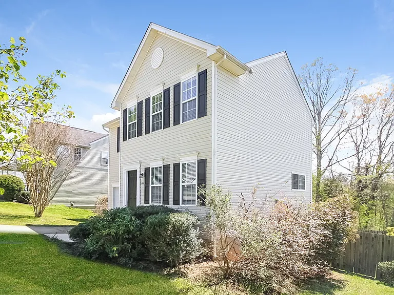 300 Creekview Dr — Photo 2