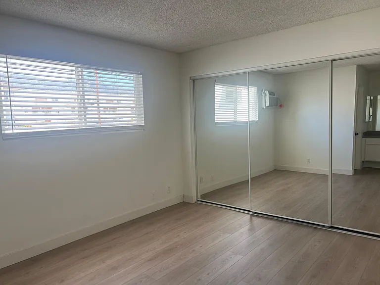 212 E Elmwood Ave — Photo 8