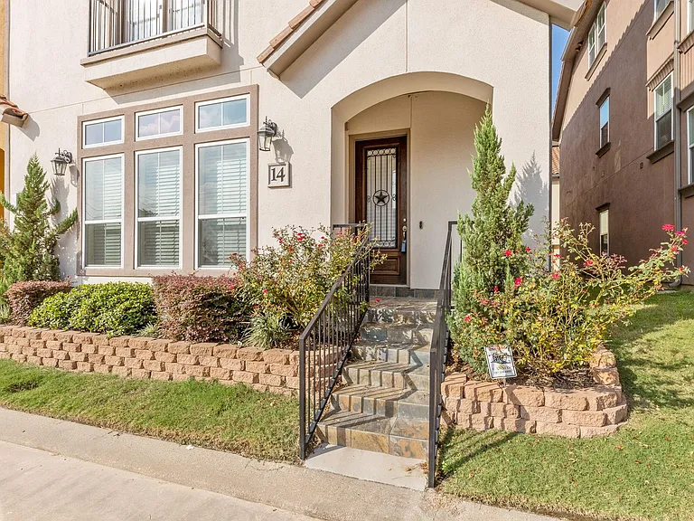 14 W Oaks Dr — Photo 2