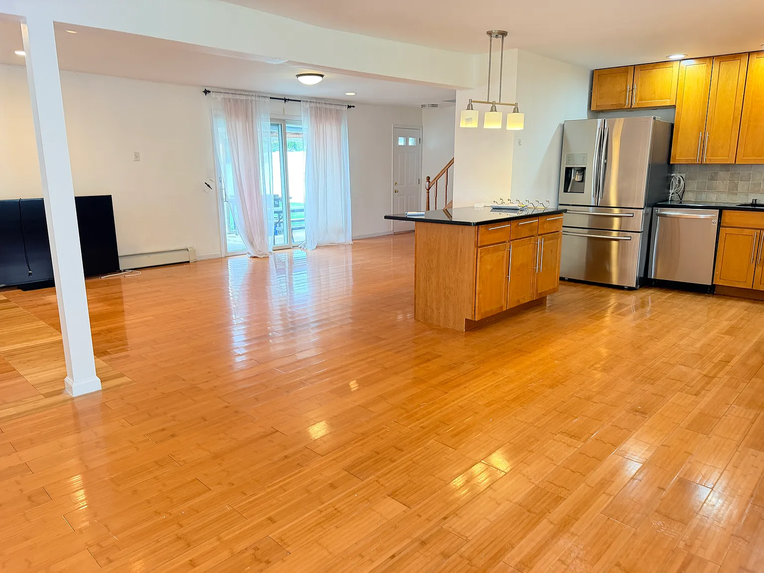 4 bed, 1636 sqft, $4,650 — Photo 2