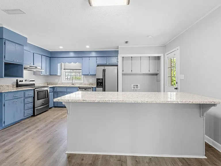 2205 Gornto Rd — Photo 9