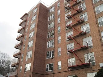5425 Valles Avenue in Riverdale