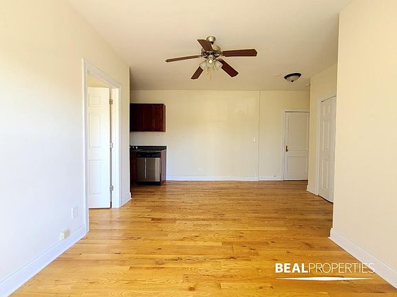 3rd image of 953 W Cornelia Ave APT 2C
