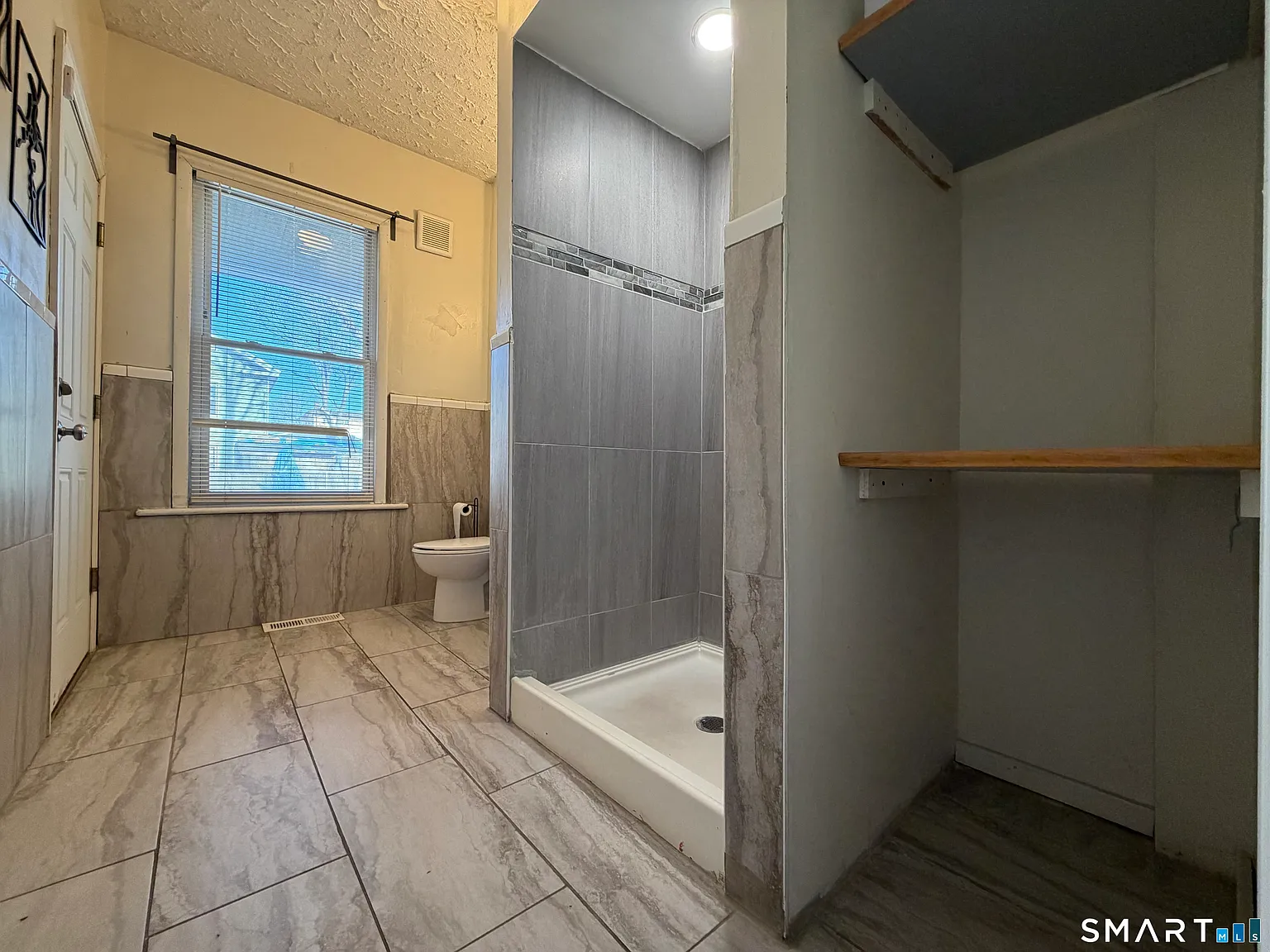 1 bed, 1.0 bath, 4183 sqft, $1,400 — Photo 2