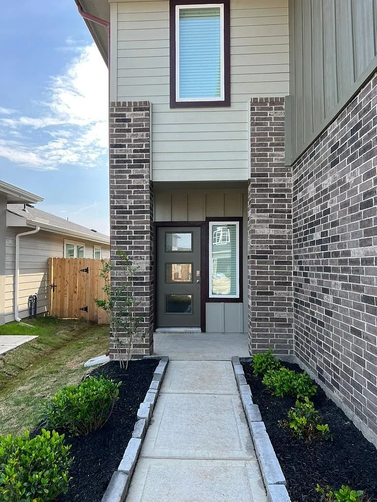 4 bed, 2.5 bath, 2393 sqft, $2,700 — Photo 3