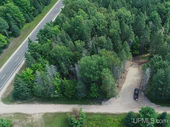 Ackerman Lake Rd, Munising, MI 49862