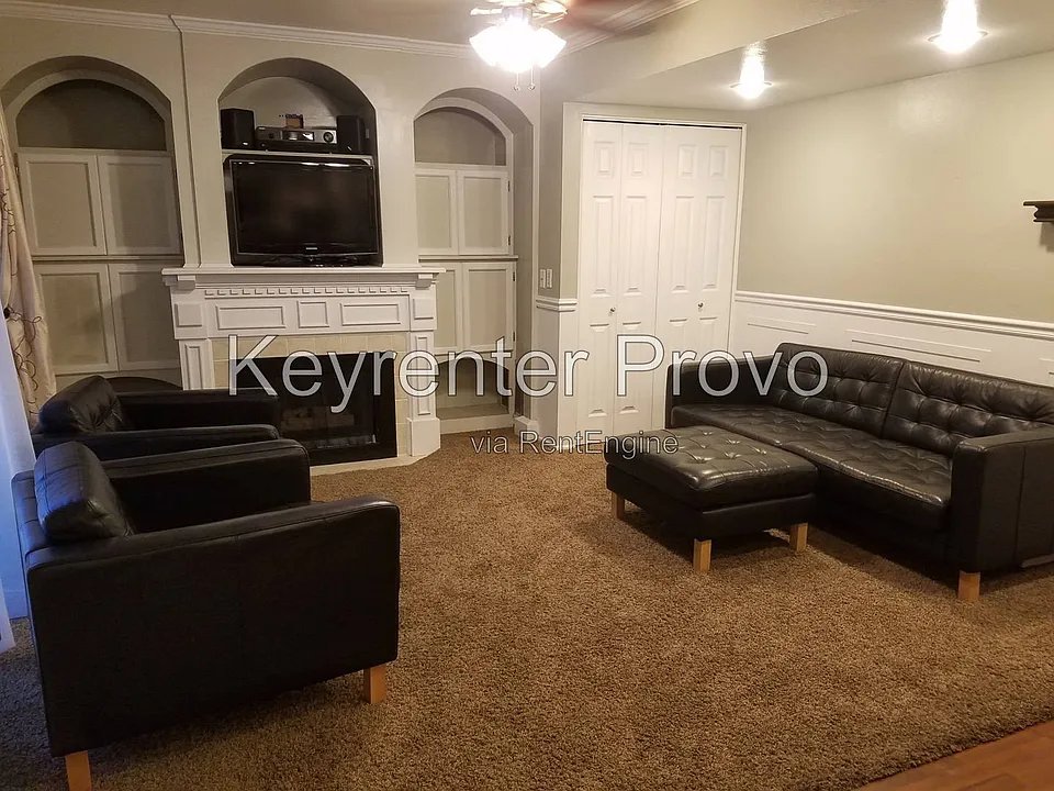 1686 Hickory Ln