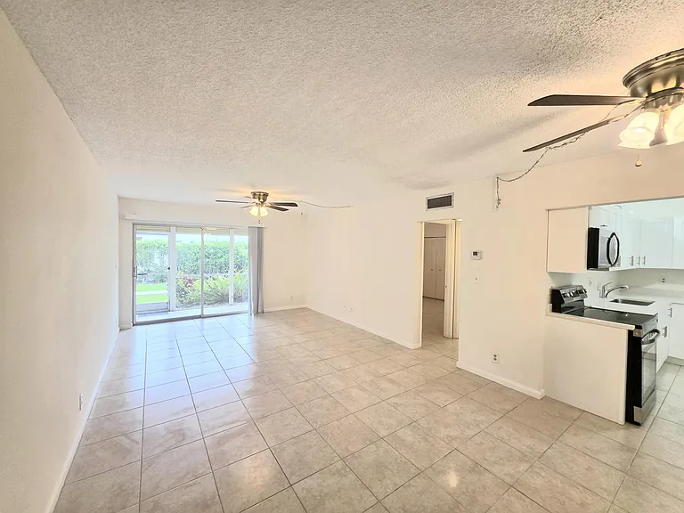 959 SE 2nd Ave #101 — Photo 5