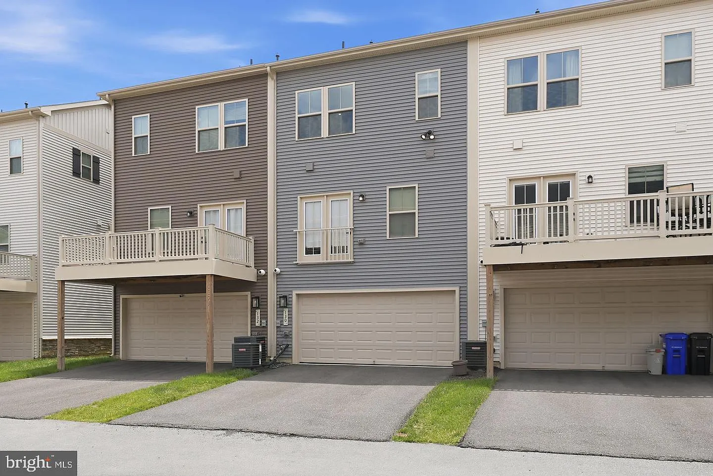 3 bed, 4.0 bath, 2160 sqft, $3,300 — Photo 4