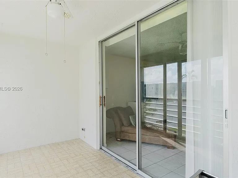 424 SE 10th St #204 — Photo 36