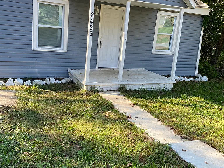 2433 Myers St — Photo 2