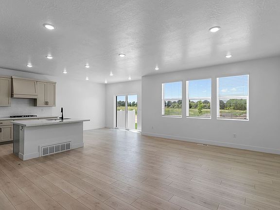 3rd image of 2816 W Aurora Ave