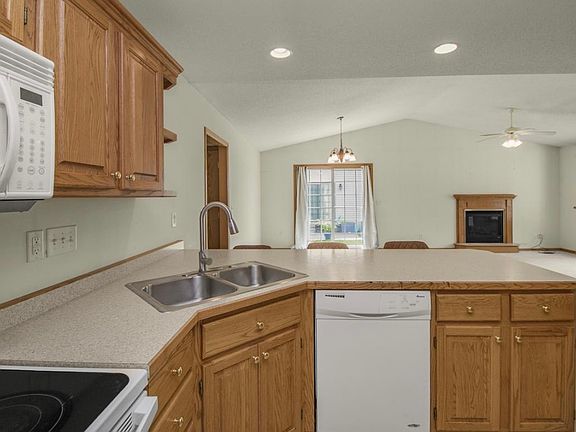 2nd image of 1025 Tamarack Pl