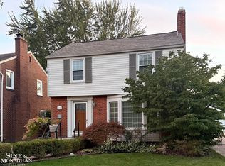 2033 Norwood Dr, Grosse Pointe Woods, MI 48236