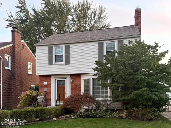 2033 Norwood Dr, Grosse Pointe Woods, MI 48236