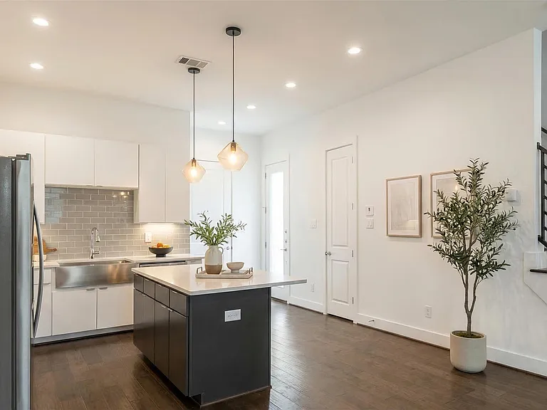 5841 Dolores St — Photo 4