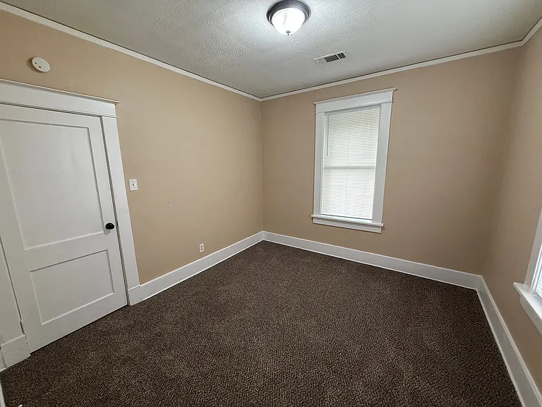 961 N Willett St — Photo 3