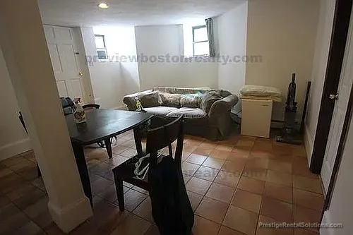 132 Chiswick Rd #B Photo 1