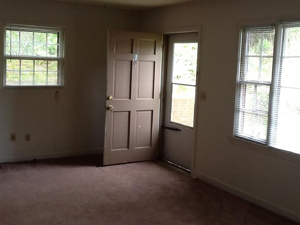2nd image of 124-E Hill St