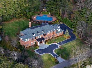 4 Kenneth Ct, Great Neck, NY 11024