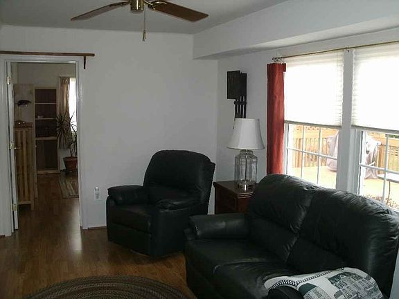 Comfy FR next to Kitchen