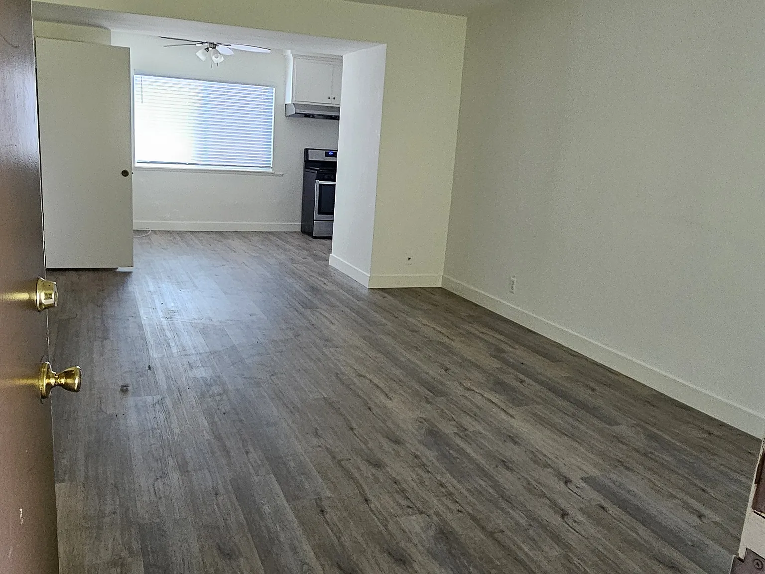2 bed, 1000 sqft, $3,295 — Photo 2
