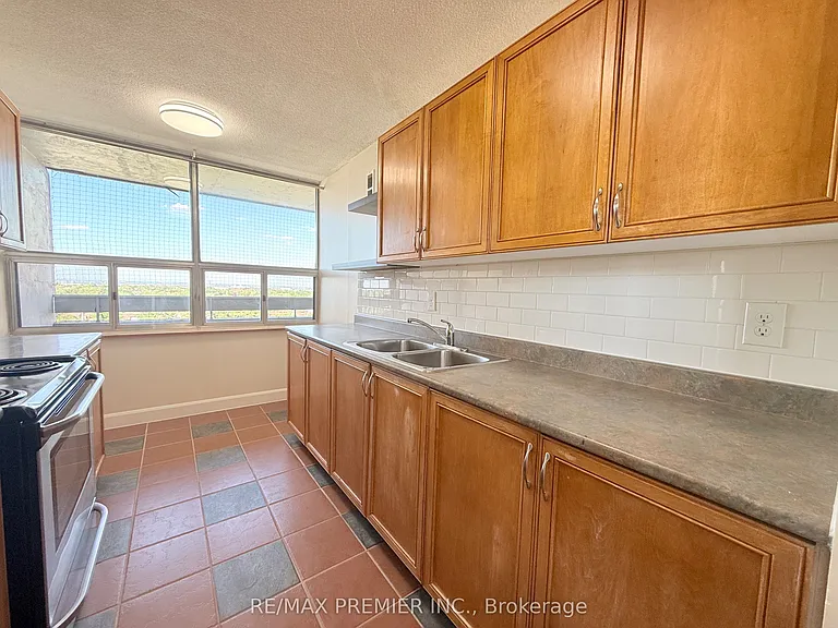15 Kensington Rd #1011 — Photo 8