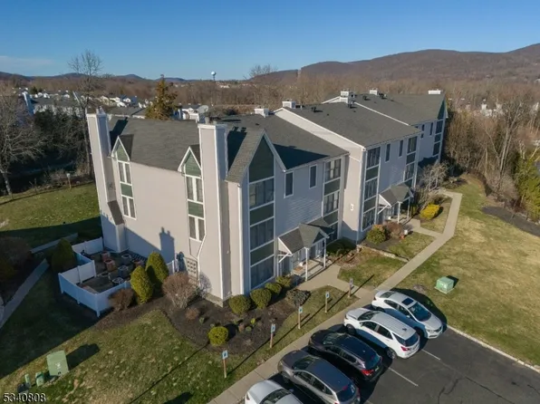 94 Burlington Ct, Hamburg Boro, NJ 07419