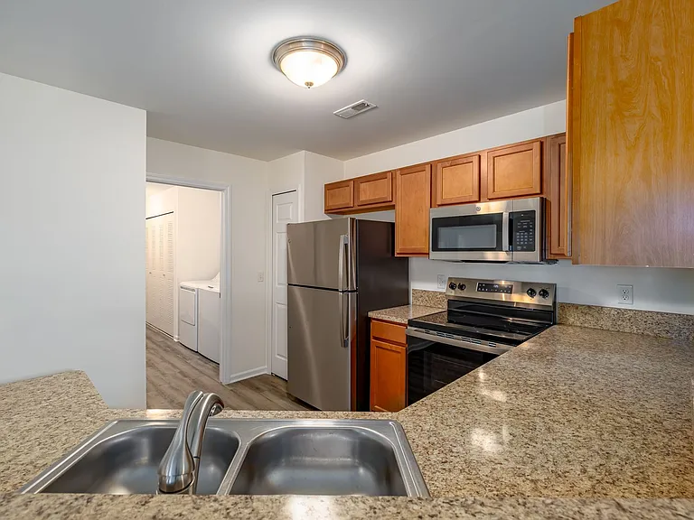 Ashford Apartments — Photo 48