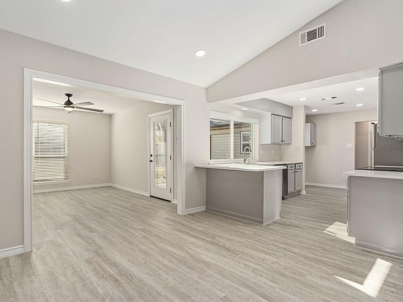 5th image of 1944 Pin Oak Dr