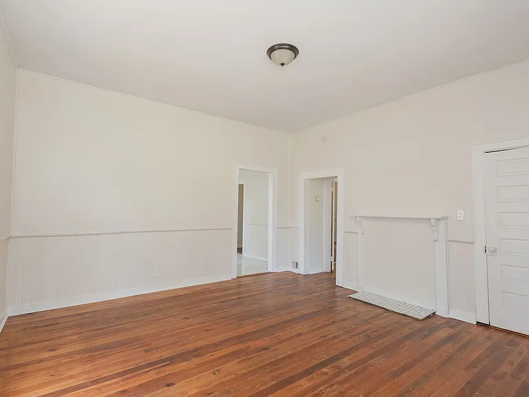 1018 W Broad St — Photo 7