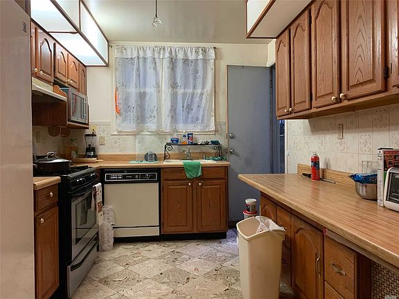 3rd image of 162 W 228th St