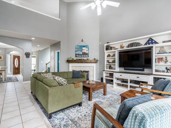 10 S April Mist Cir, Conroe, TX 77385