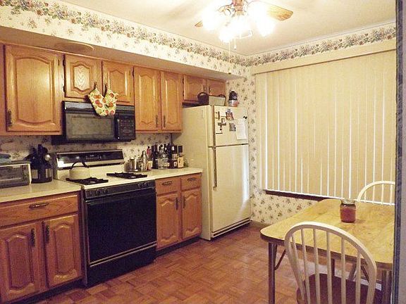 Large Eat-In Kitchen