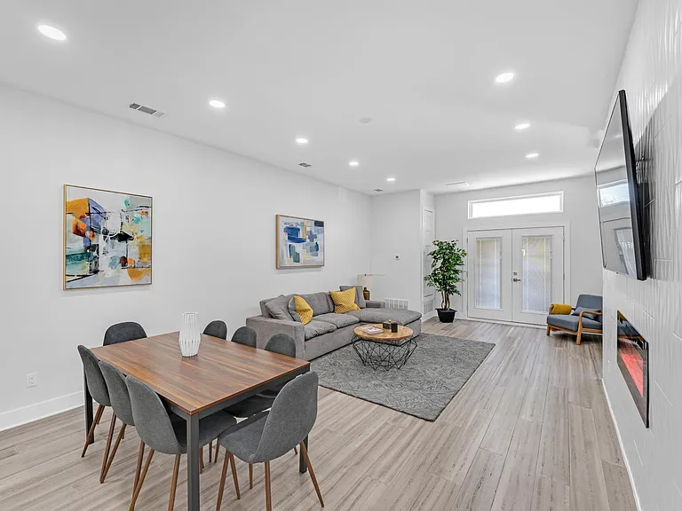 2423 Crossman Ave — Photo 3