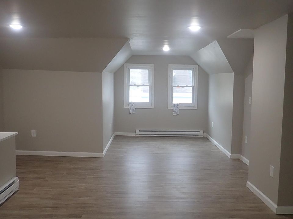 Large 3rd fl master bed with walk-in closet