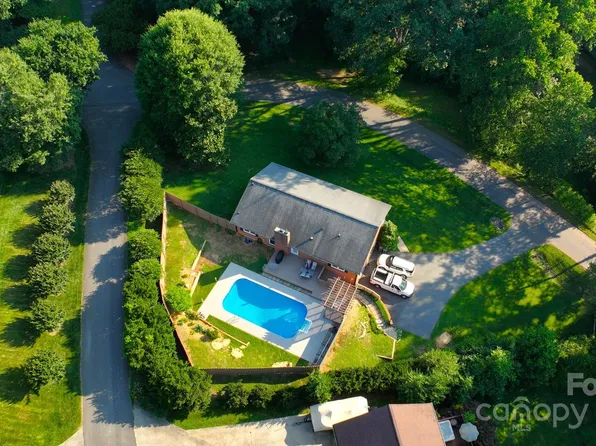 6108 Gold Creek Estate Dr, Hickory, NC 28601