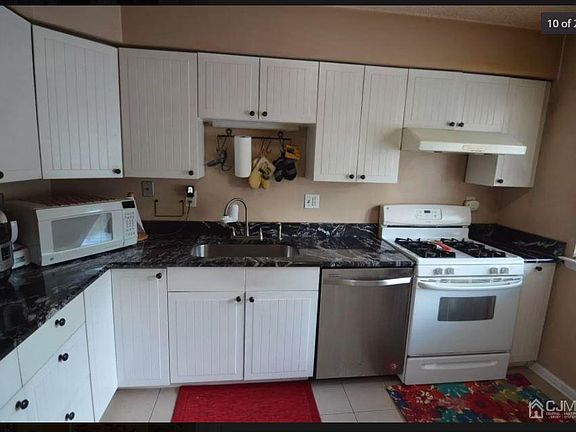 5th image of 99 Hampshire Dr